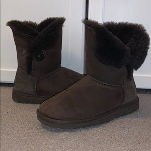 UGG BAILEY BUTTON BROWN